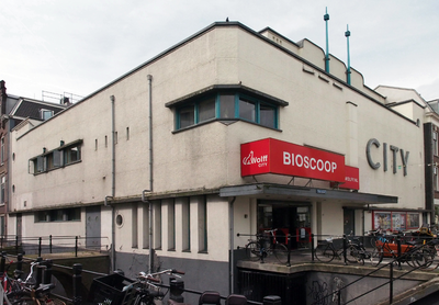 827878 Gezicht op de bioscoop Wolff City (City Theater, Voorstraat 89) te Utrecht, op de hoek met de Drift.